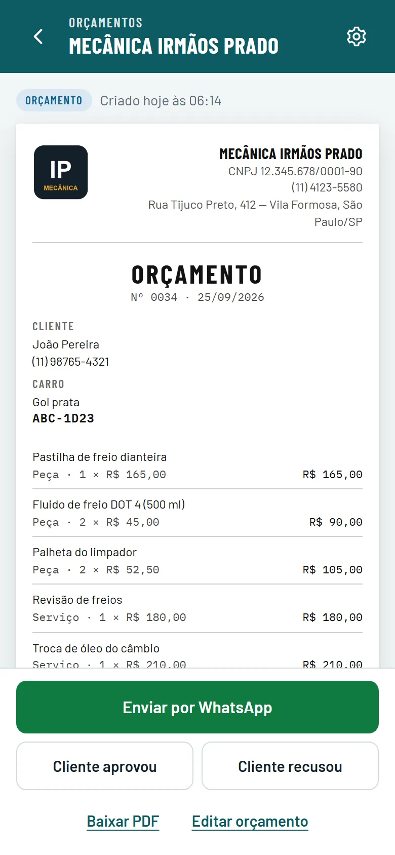 Tela de demonstração do app: orçamento nº 0034 da Mecânica Irmãos Prado para o Gol prata ABC-1D23, com logo e dados da oficina no alto, peças e serviços listados e os botões Enviar por WhatsApp, Cliente aprovou e Cliente recusou.